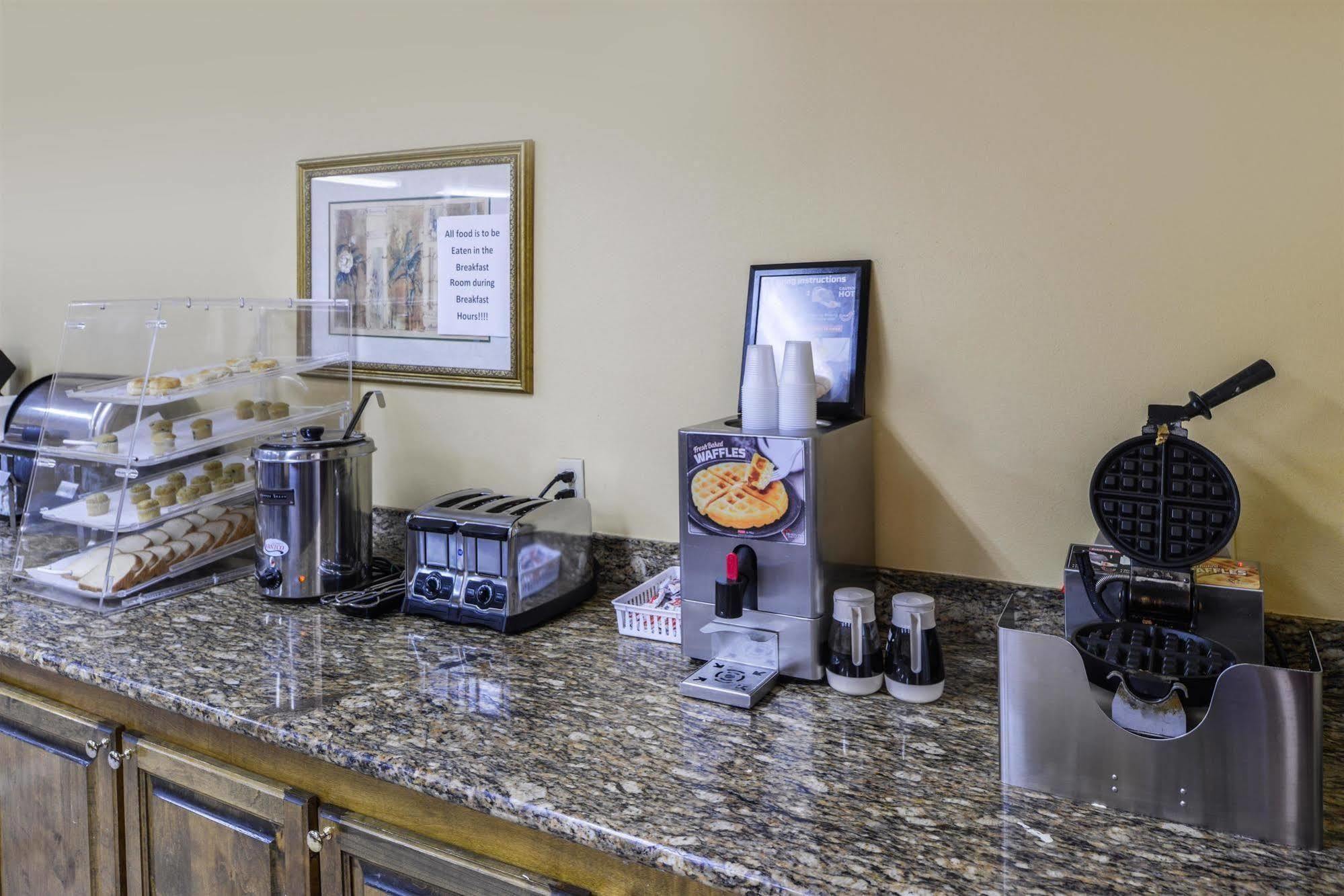 Americas Best Value Inn Wiggins Bagian luar foto