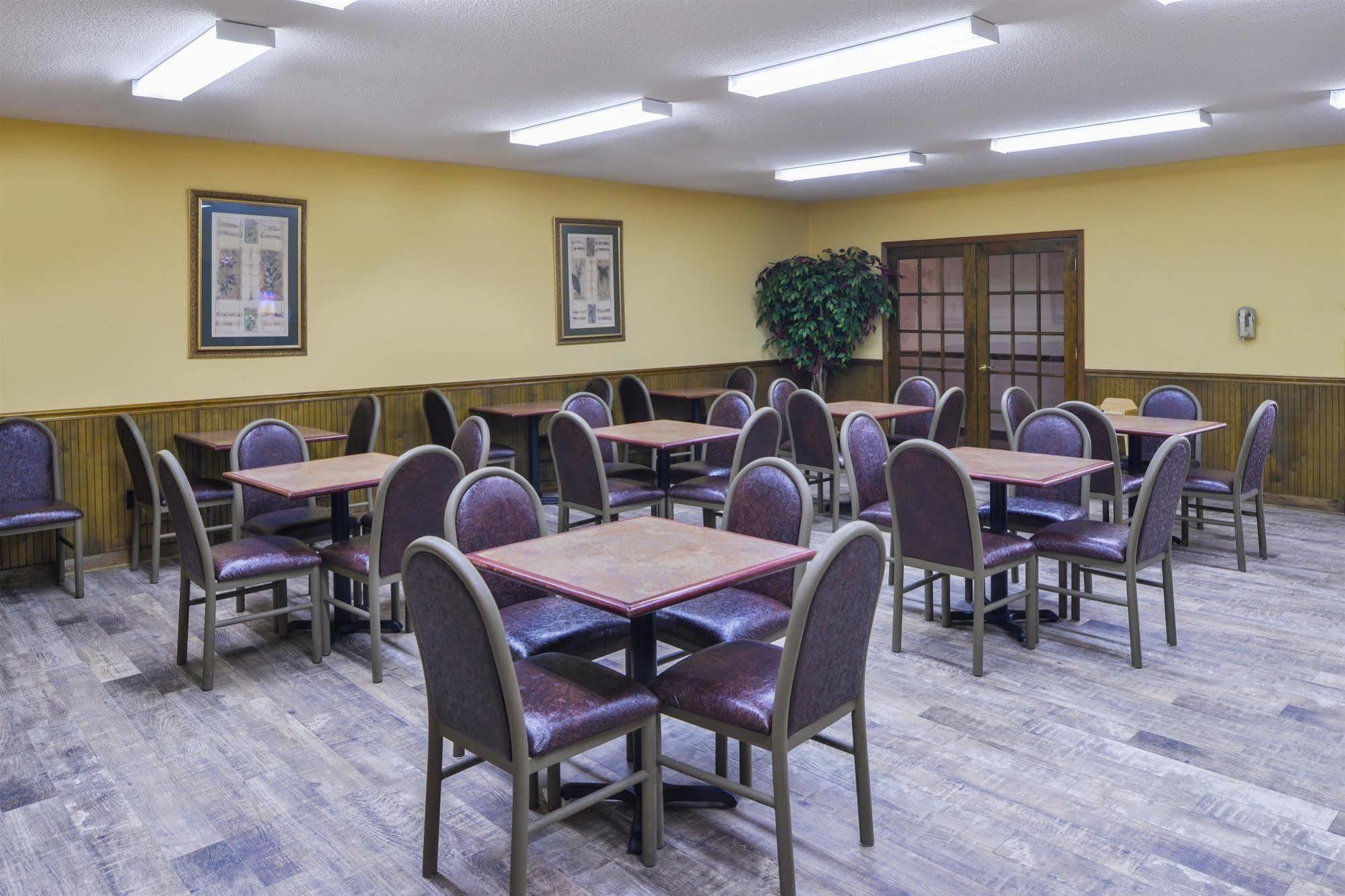 Americas Best Value Inn Wiggins Bagian luar foto